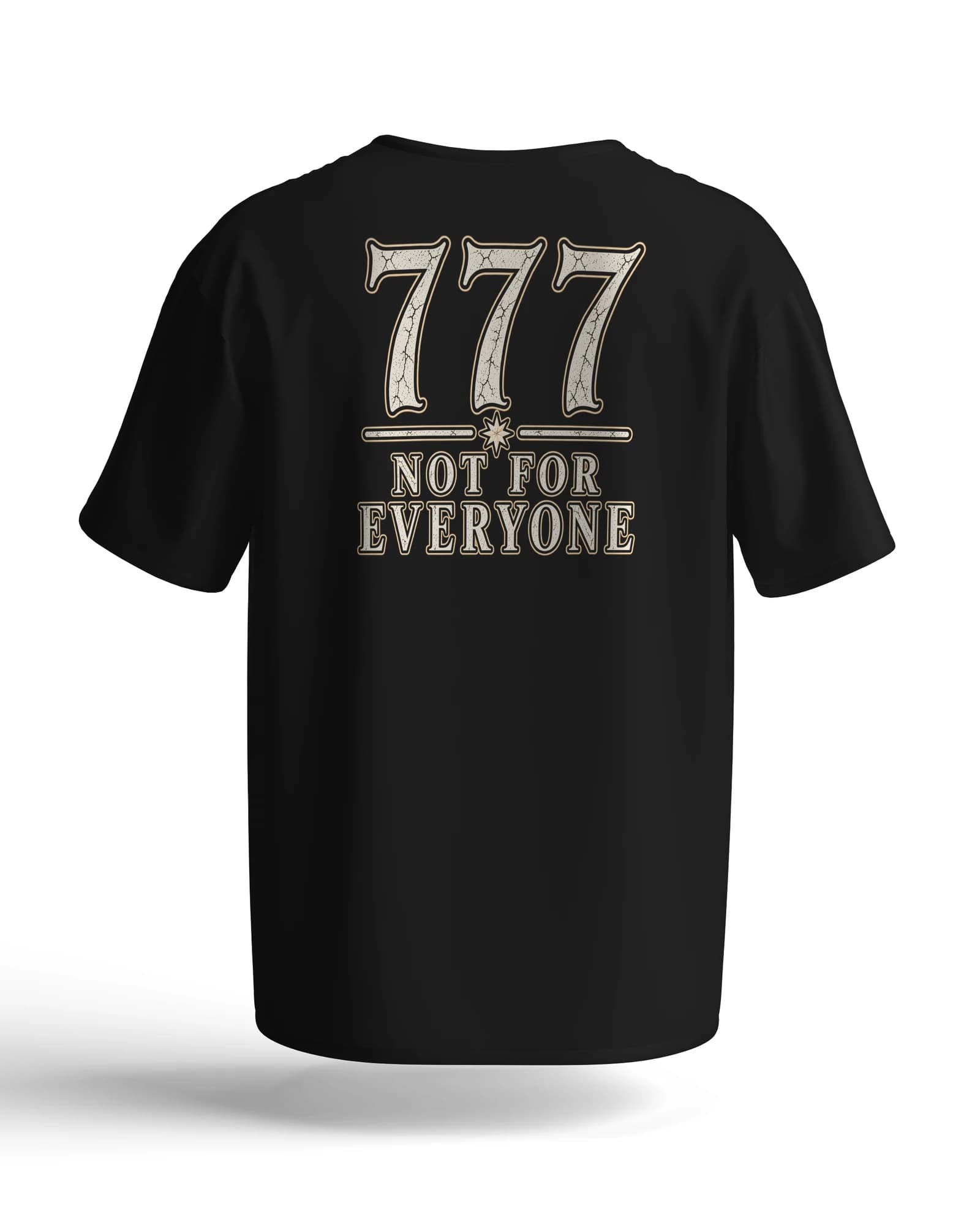 Costas da camiseta preta 777, com o numeral em tipografia vintage craquelada, em bege, sobre a frase Not For Everyone