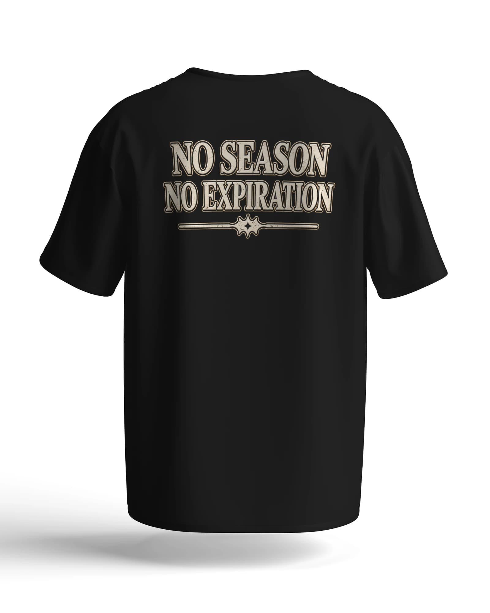 Costas da camiseta preta No Season, com o lettering No Season · No Expiration em bege e filete ornamentado embaixo